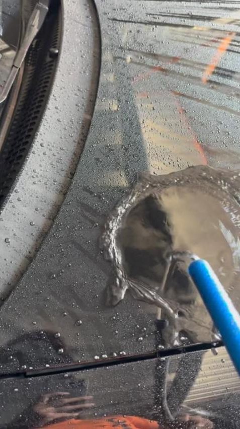 Água escorrendo sobre pintura vitrificada