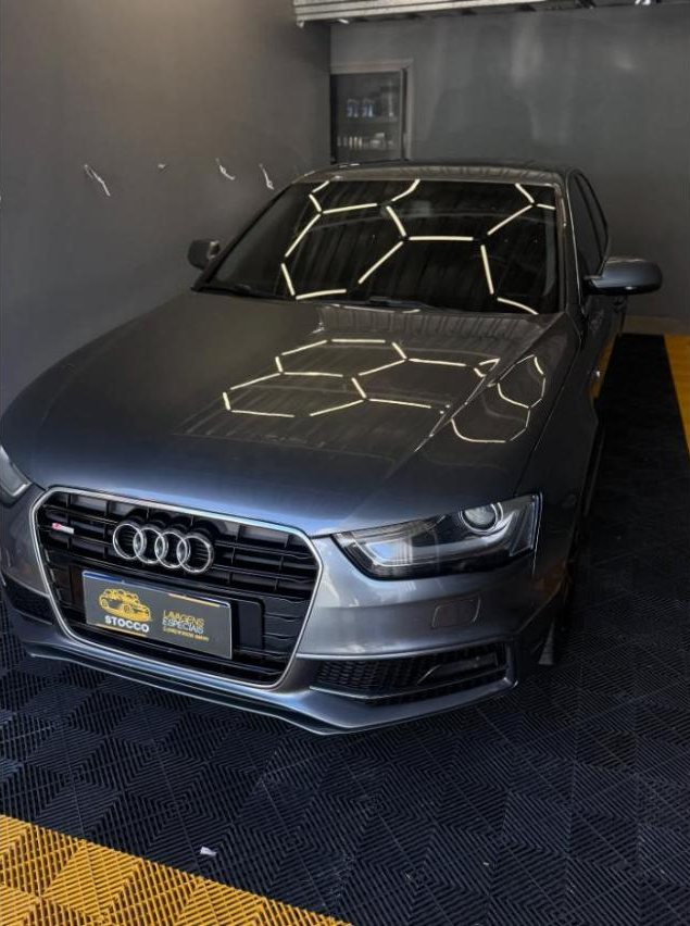 Audi A4 cinza sob luz hexagonal