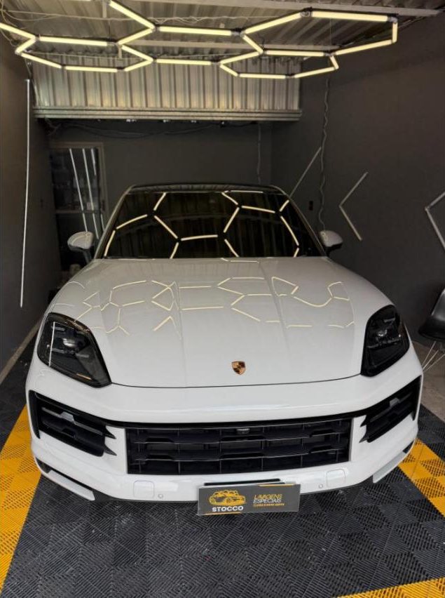 Porsche Cayenne branca no estúdio Stocco