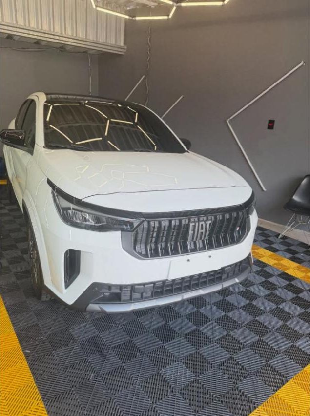Fiat Fastback branco no estúdio