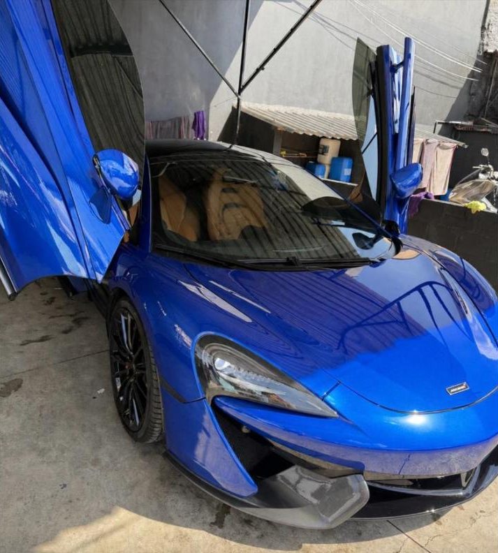 McLaren azul com portas abertas