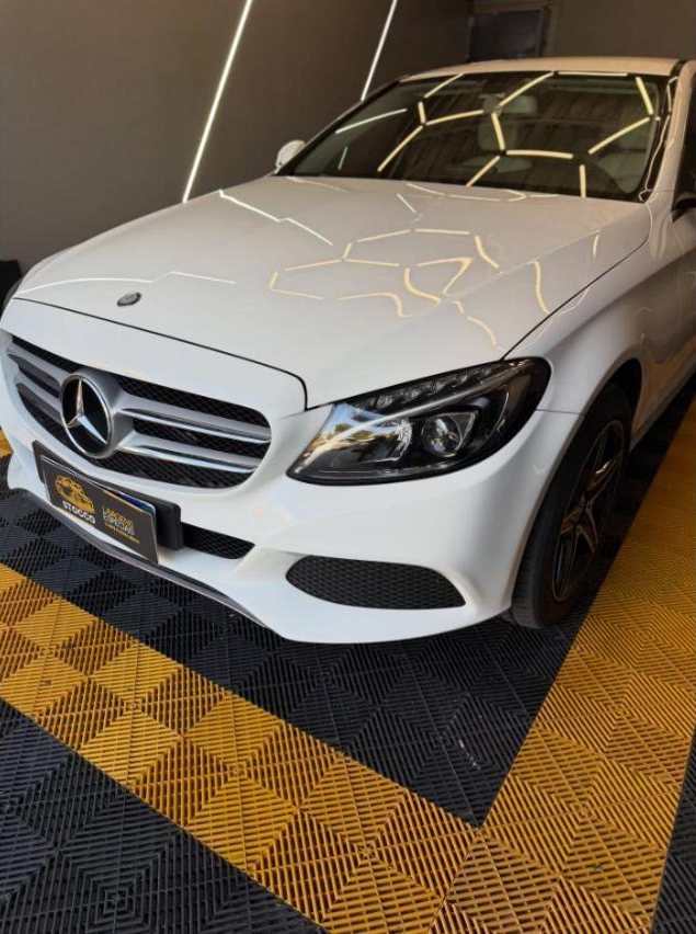 Mercedes C200 branca sobre o piso xadrez
